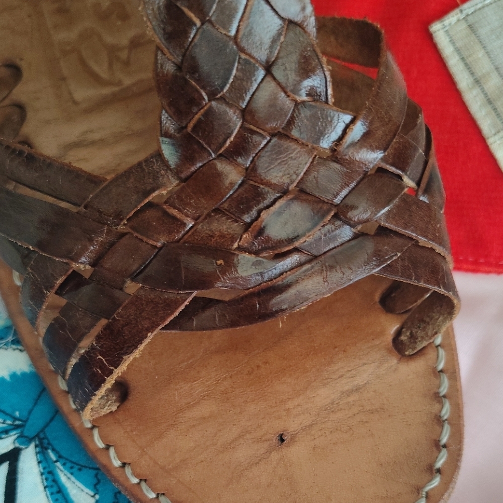 Elegant Brown Woven Sandals - Picture 7 of 8